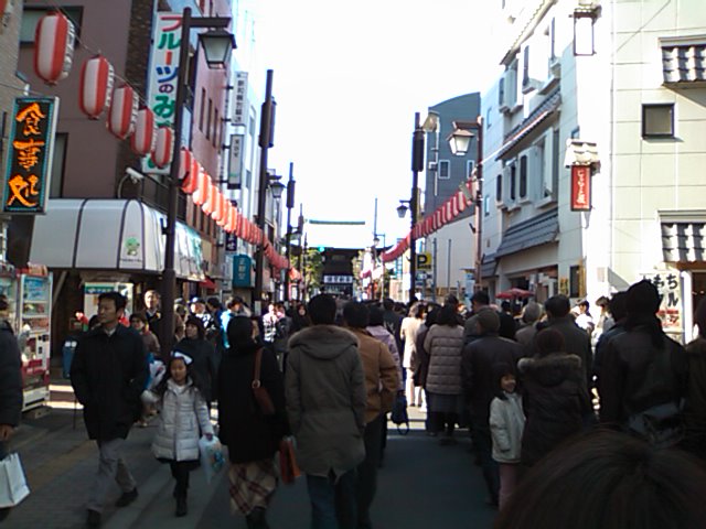 高幡不動尊に続く道